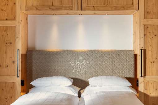 Images 1 to 4: In addition to the foyer, the restaurant area and rooms of the Gr�nauerhof were also perfectly showcased with the finest veneer. Photos: Monika L�ff Photography, Austria, Gmunden, www.monikaloeff.at.